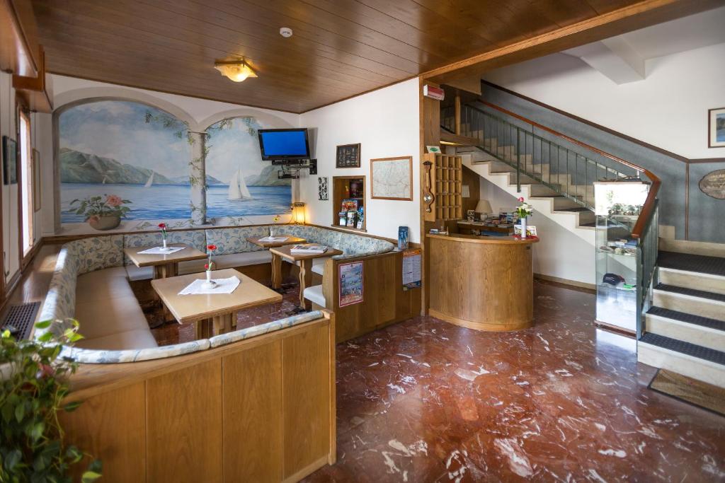 un bar dans un restaurant avec un comptoir et un escalier dans l'établissement Hotel Al Molino, à Malcesine