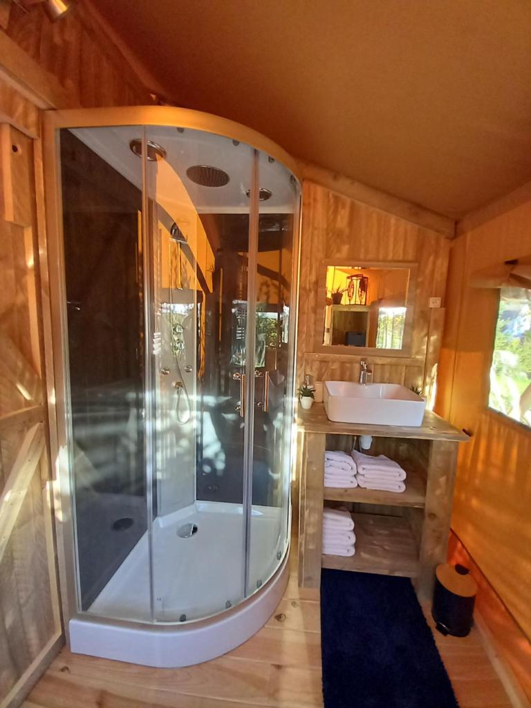 une salle de bain avec douche et lavabo dans l'établissement LA TENTE DU RANDONNEUR, à Rimbach-près-Masevaux