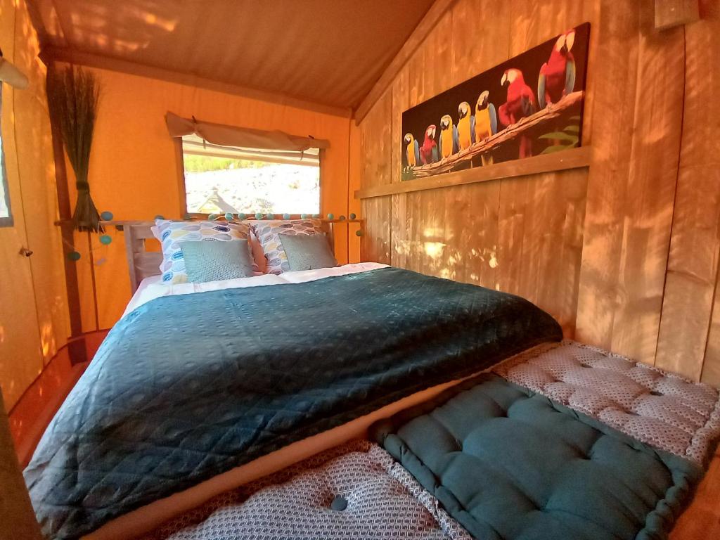 une chambre avec un lit et une fenêtre dans l'établissement LA TENTE DU RANDONNEUR, à Rimbach-près-Masevaux