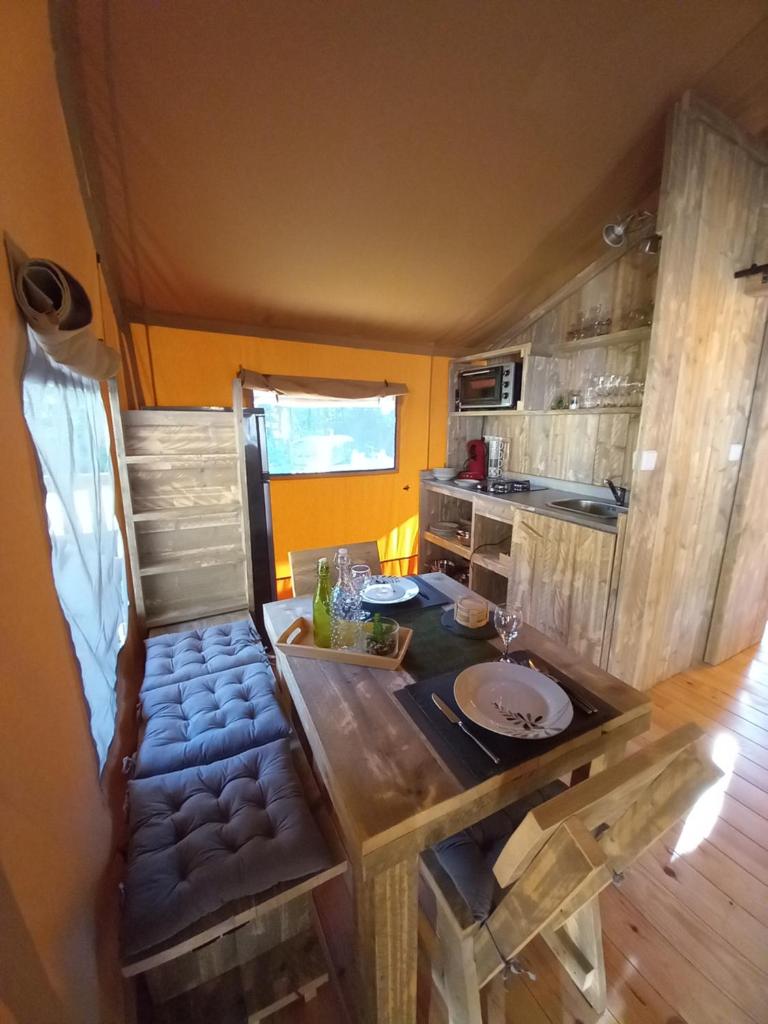 - une vue aérienne sur une table à manger dans une petite maison dans l'établissement LA TENTE DU RANDONNEUR, à Rimbach-près-Masevaux