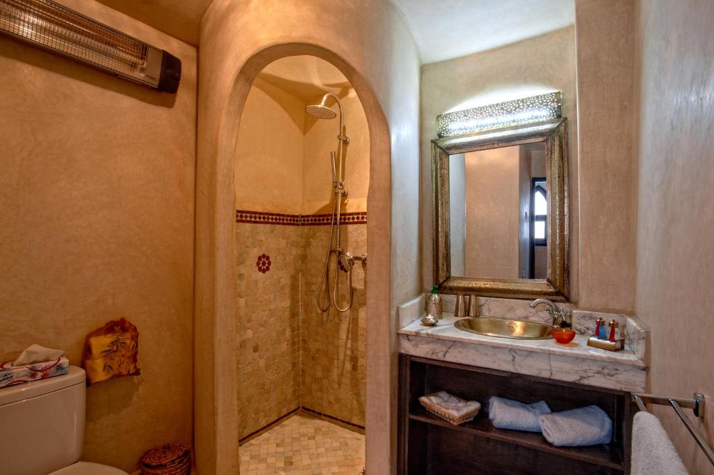 une salle de bain avec douche et lavabo dans l'établissement Riad Basim, à Marrakech
