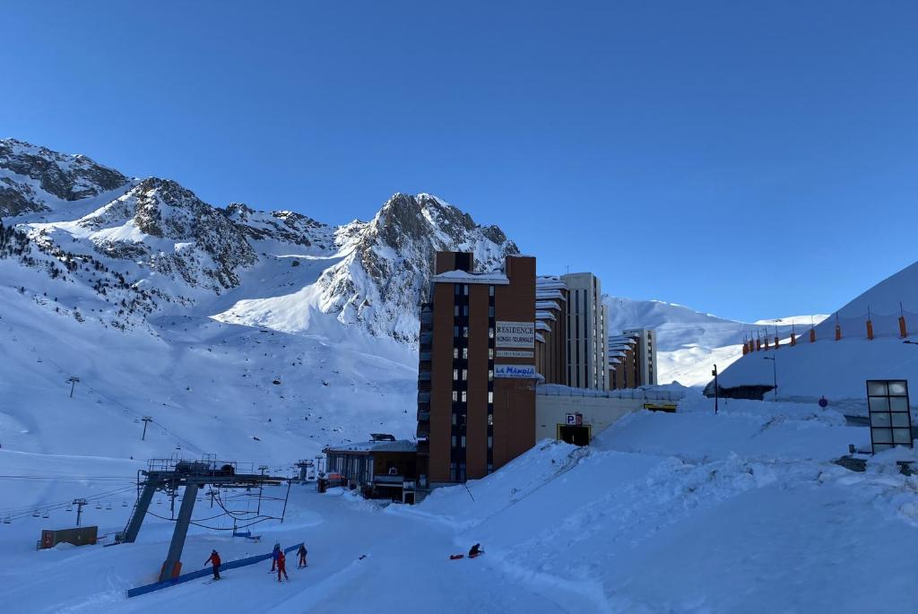 un groupe de personnes skier sur une montagne enneigée dans l'établissement Studio pied des pistes La Mongie - Grand-Tourmalet, à La Mongie