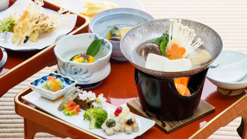 une table sur laquelle sont posées des assiettes de nourriture et un mixeur dans l'établissement Koyasan Shukubo Fumonin, à Koyasan