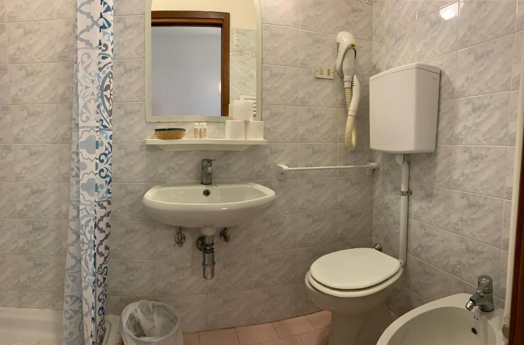 une salle de bain avec toilettes et lavabo dans l'établissement Hotel Marylise, à Rimini 114 autres photos