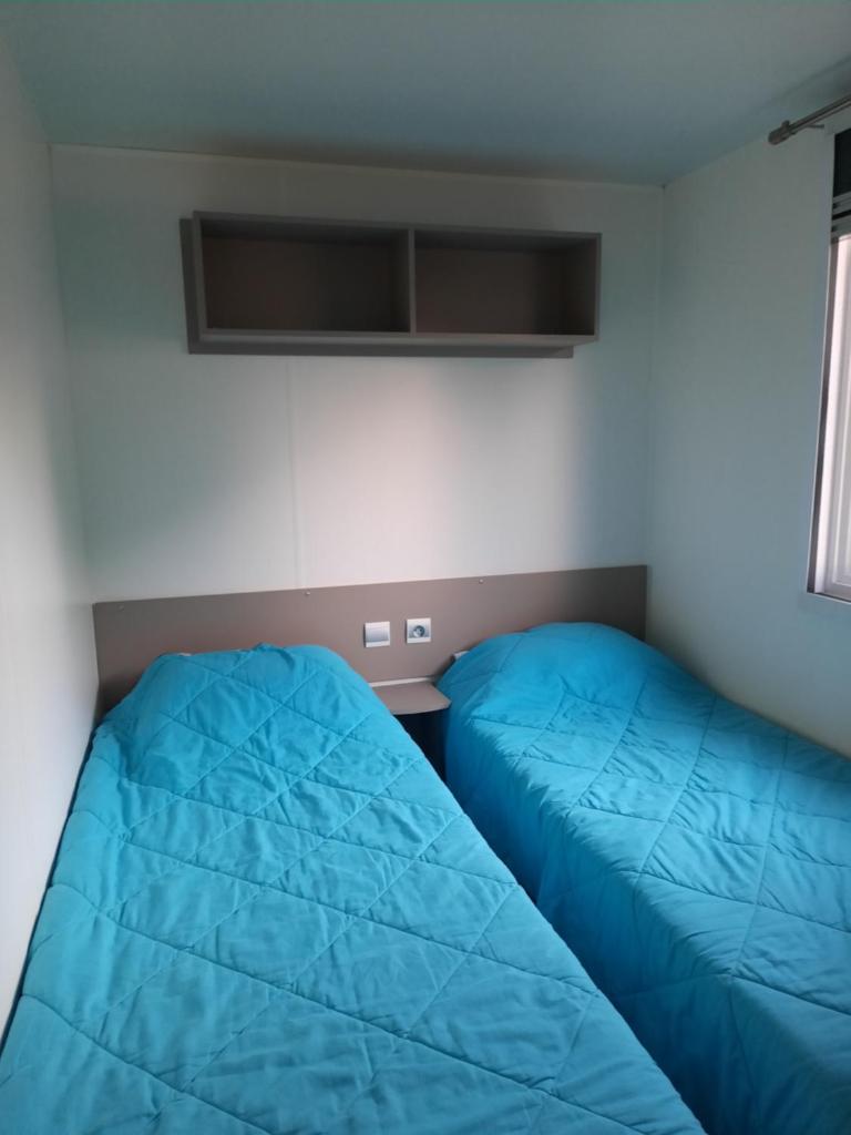 - 2 lits dans une chambre avec des draps bleus dans l'établissement Cordon LMP, à Gastes