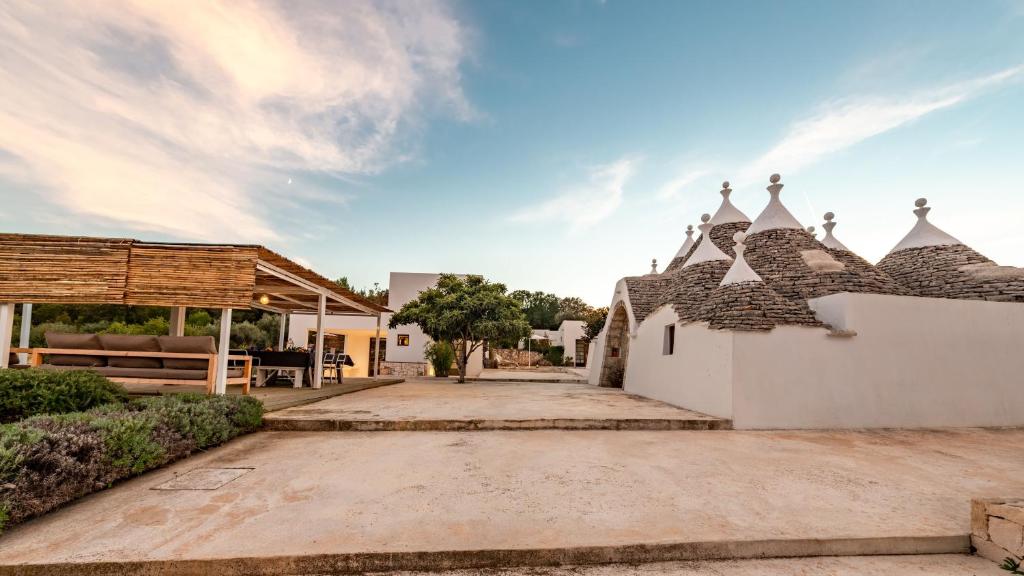 - une vue sur l'extérieur d'un bâtiment blanc avec un toit dans l'établissement TRULLO SANTA PAZIENZA 6&3, Emma Villas, à Martina Franca