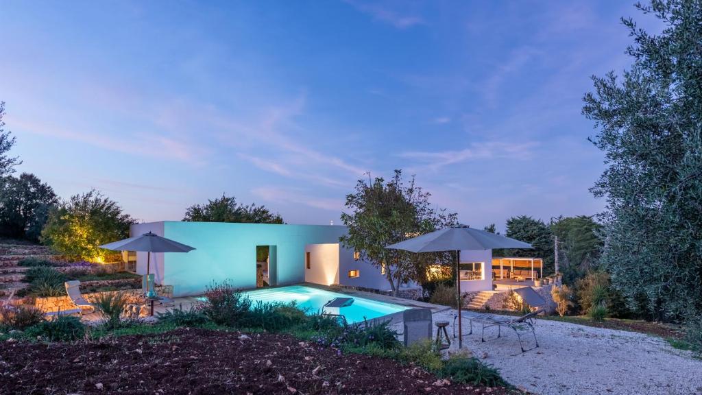 une maison avec une piscine dans la cour dans l'établissement TRULLO SANTA PAZIENZA 6&3, Emma Villas, à Martina Franca