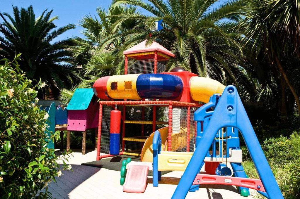 une aire de jeux colorée avec un toboggan et une structure de jeu dans l'établissement Residence Oltremare, à San Benedetto del Tronto