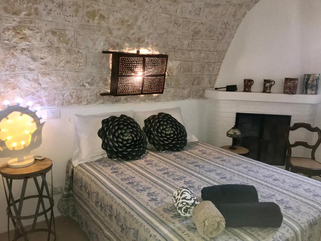 une chambre avec un lit avec deux oreillers dessus dans l'établissement Trulli Storie di Puglia - Private Pool, à Polignano a Mare