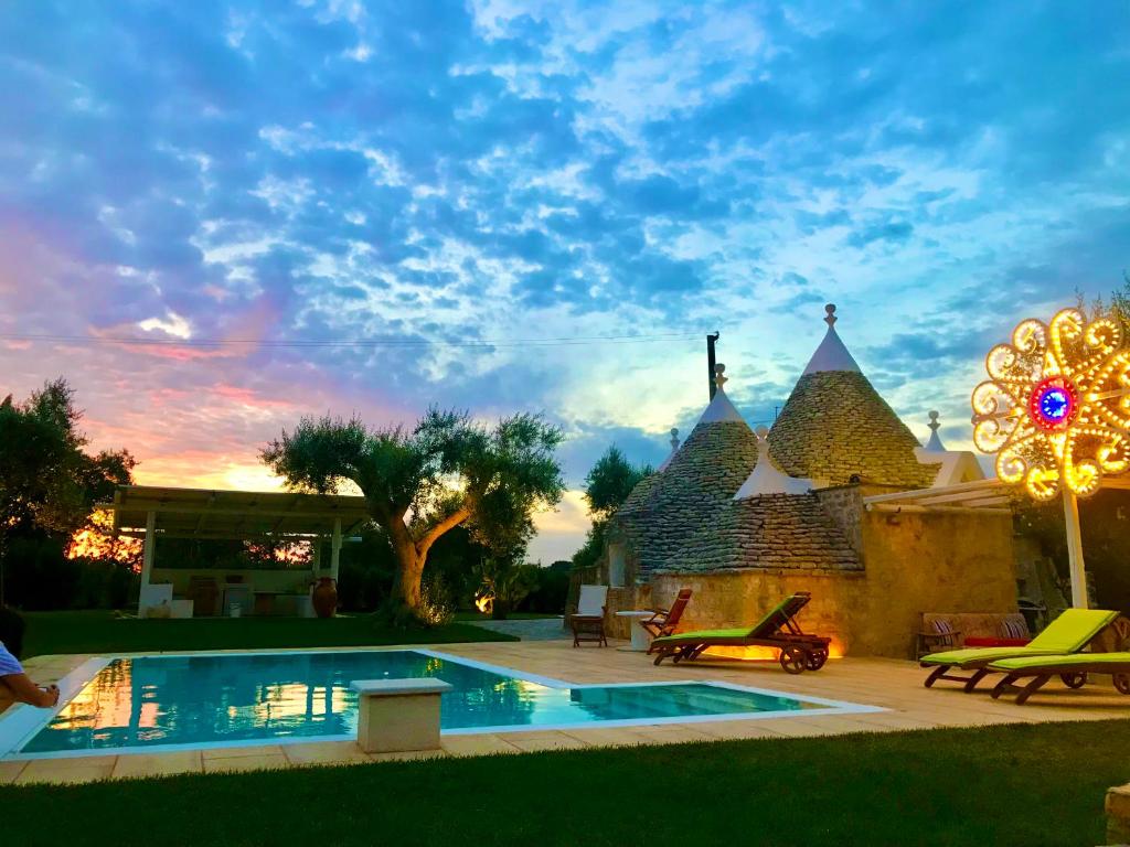 une maison avec une piscine dans la cour dans l'établissement Trulli Storie di Puglia - Private Pool, à Polignano a Mare