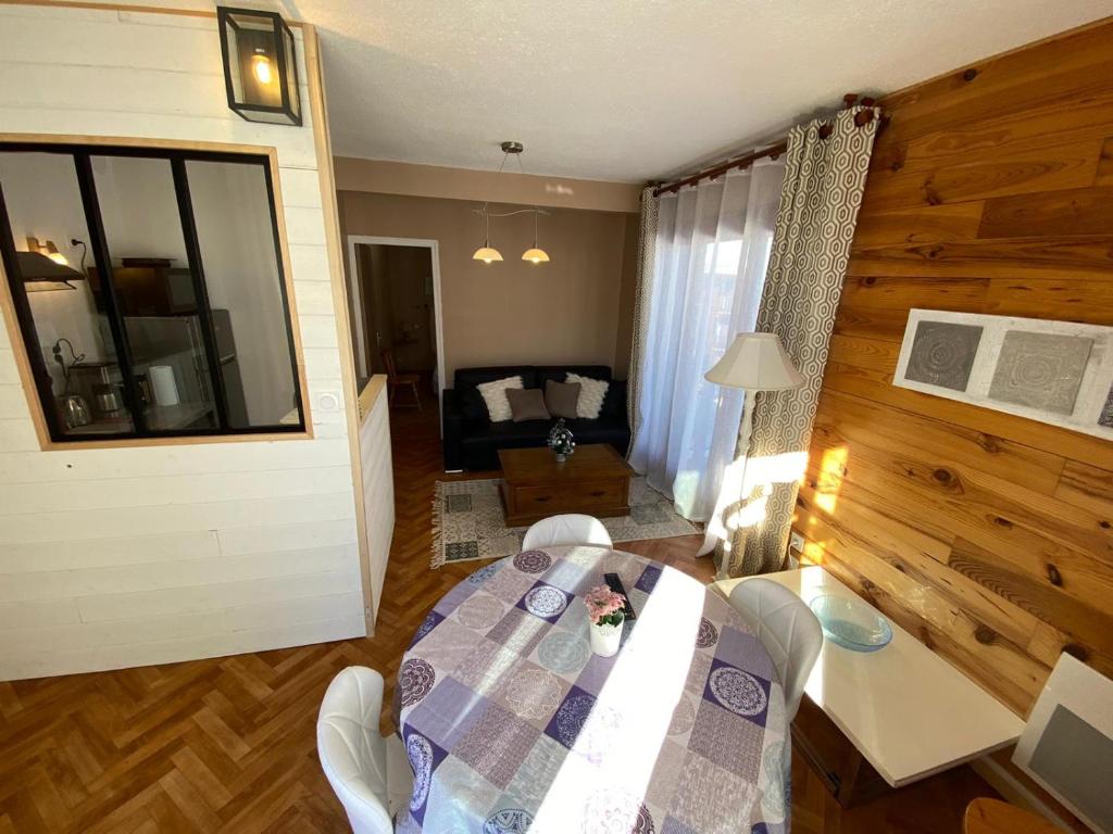 Coin salon dans l'établissement Montclar Appart 4 à 6 places - terrasse vue panoramique - idéalement situé