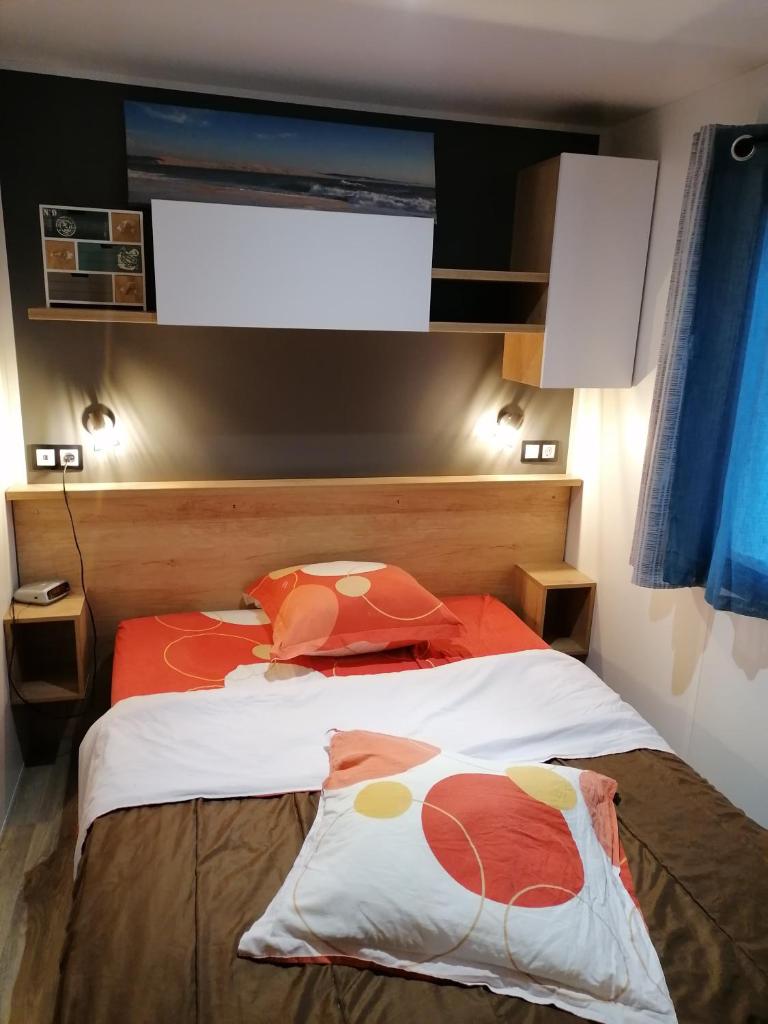 - une chambre avec un grand lit et une publicité lors d'une manifestation dans l'établissement Les Pins del Sol - camping la réserve, à Gastes