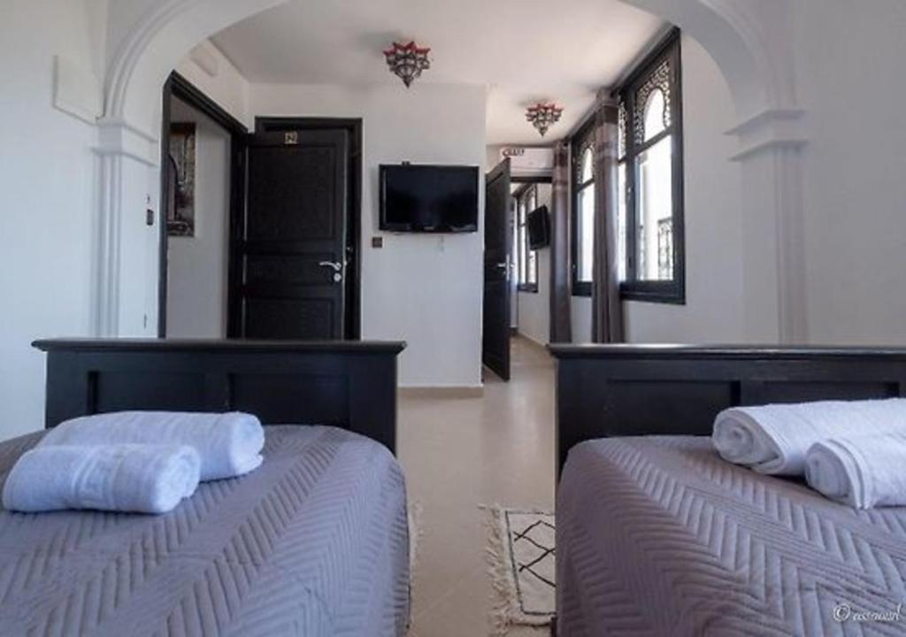 - 2 lits dans une chambre avec des fenêtres dans l'établissement HOTEL PEDRO, à Chefchaouen