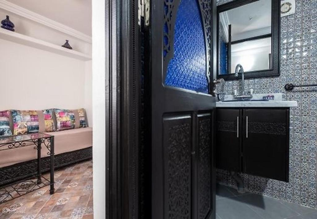 une salle de bain avec un lavabo et un miroir dans l'établissement HOTEL PEDRO, à Chefchaouen