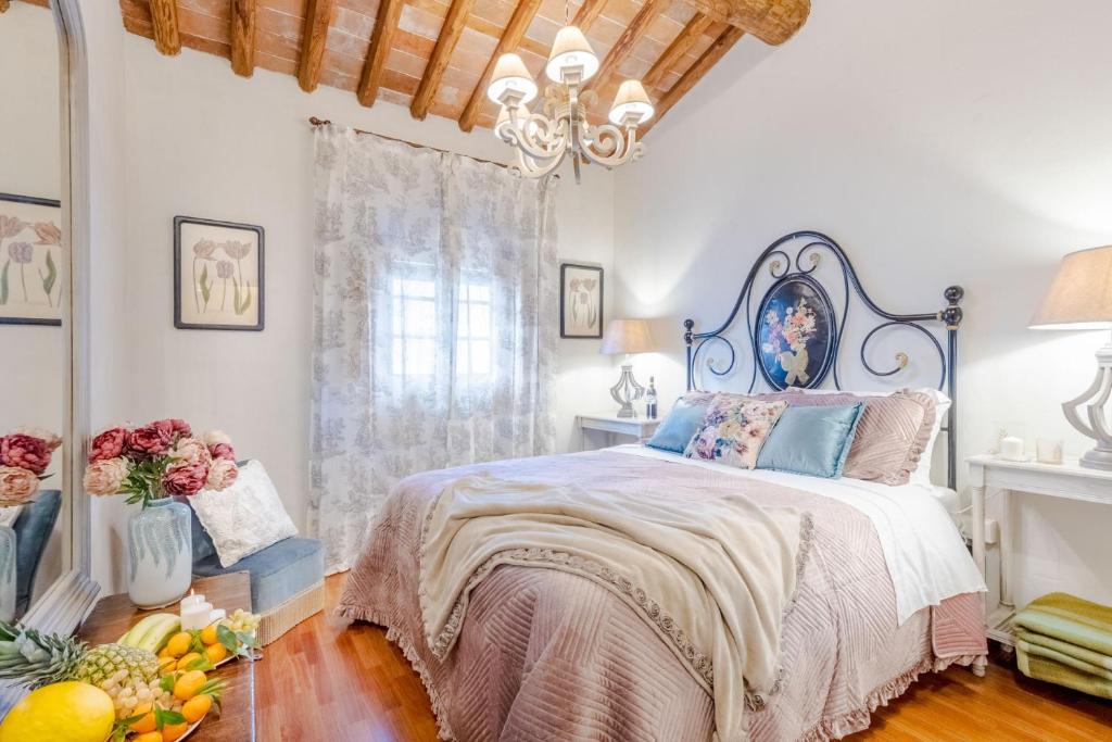 une chambre avec un lit avec une tête de lit bleue dans l'établissement Pennecchio, à Lucques