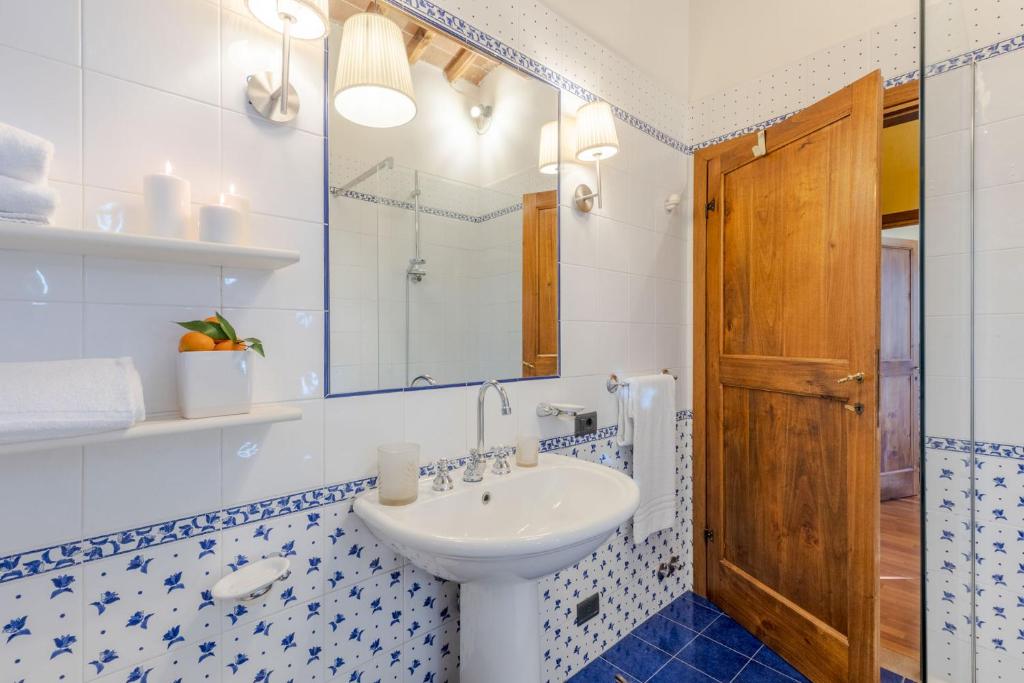 une salle de bain avec un lavabo et un miroir dans l'établissement Pennecchio, à Lucques