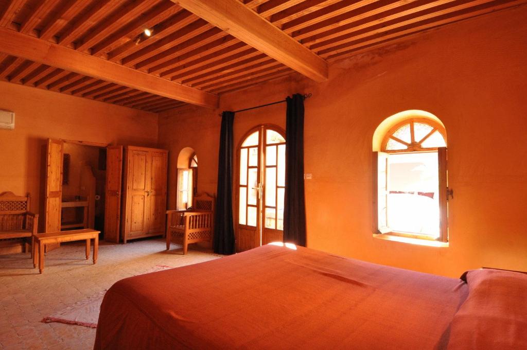 une chambre avec un lit et une fenêtre dans l'établissement Riad Tayba, à Fès