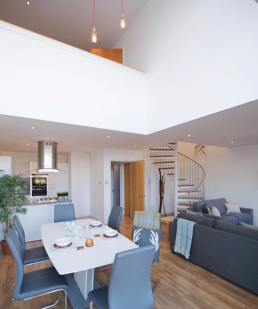 CITY CENTRE APARTMENT with Free Secure Underground Parking 8