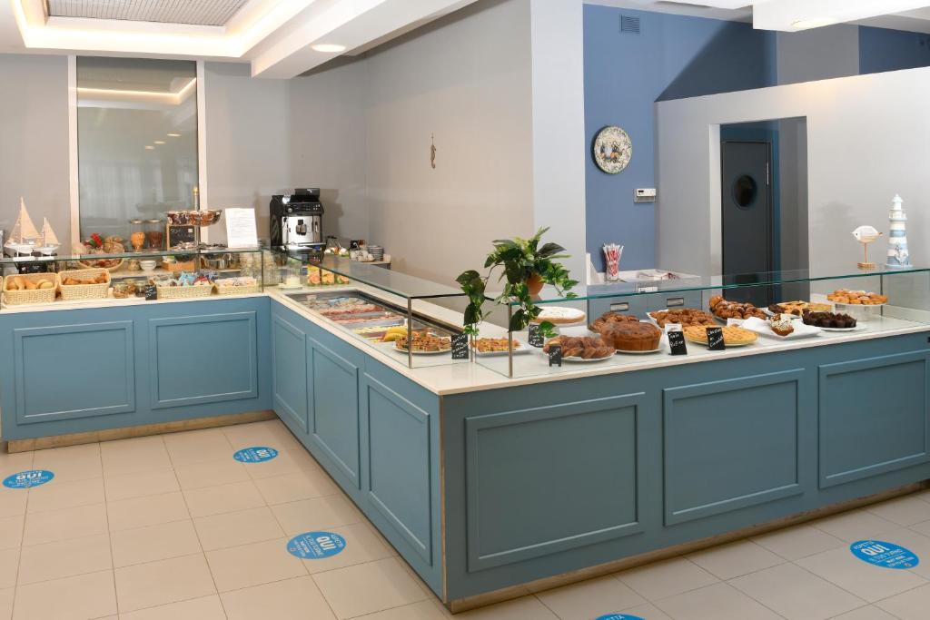 - une boulangerie avec un buffet de viennoiseries et de gâteaux dans l'établissement Hotel Torretta, à Cattolica