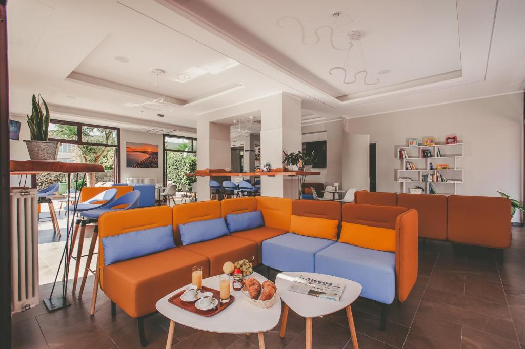 un salon avec un canapé et une table dans l'établissement Ligure Residence, à Pietra Ligure