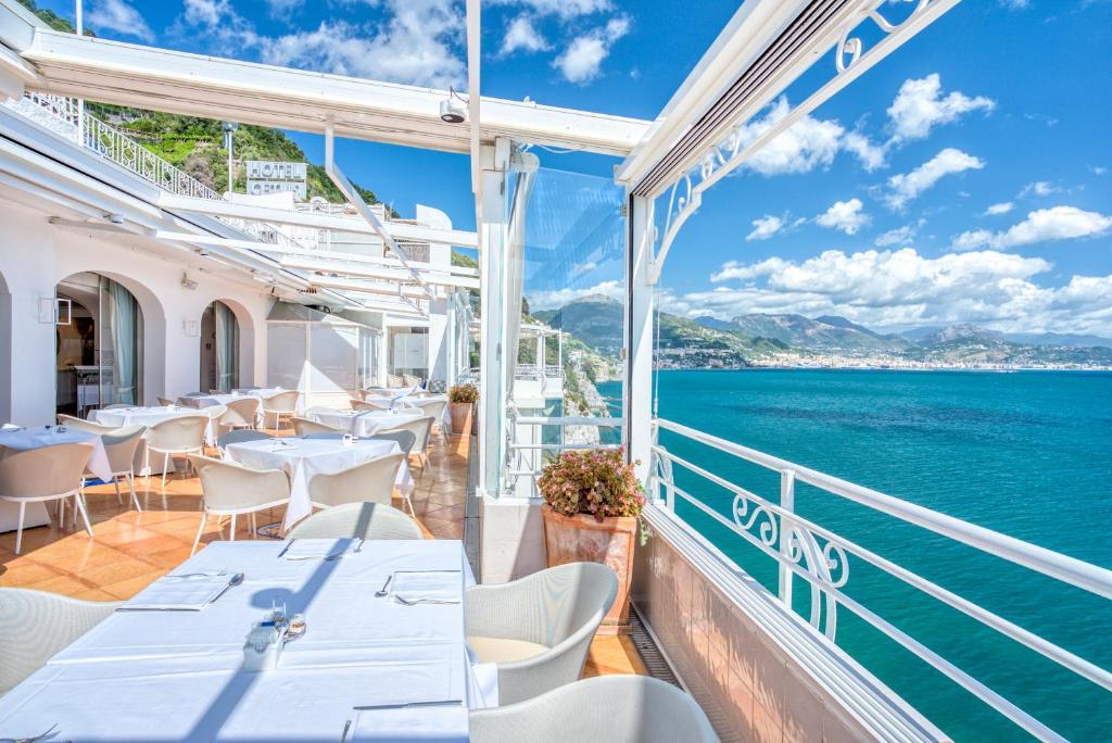 un restaurant avec vue sur l'océan sur un bateau de croisière dans l'établissement Hotel Cetus, à Cetara