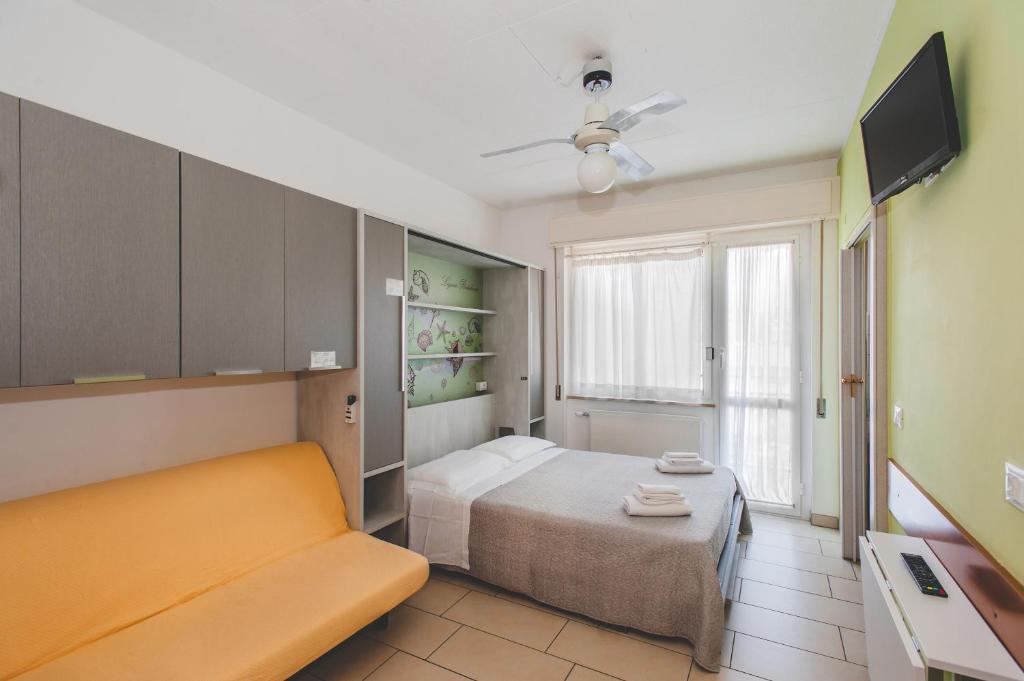 une chambre avec un lit et un canapé dans l'établissement Ligure Residence, à Pietra Ligure