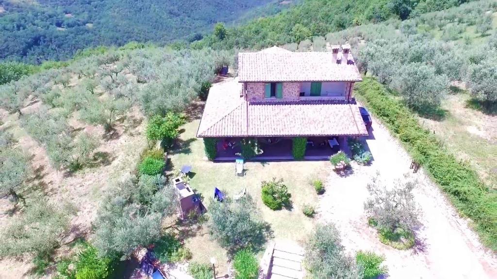 une vue aérienne d'une maison sur une colline dans l'établissement Villa Tilla, à Gualdo Cattaneo 216 autres photos
