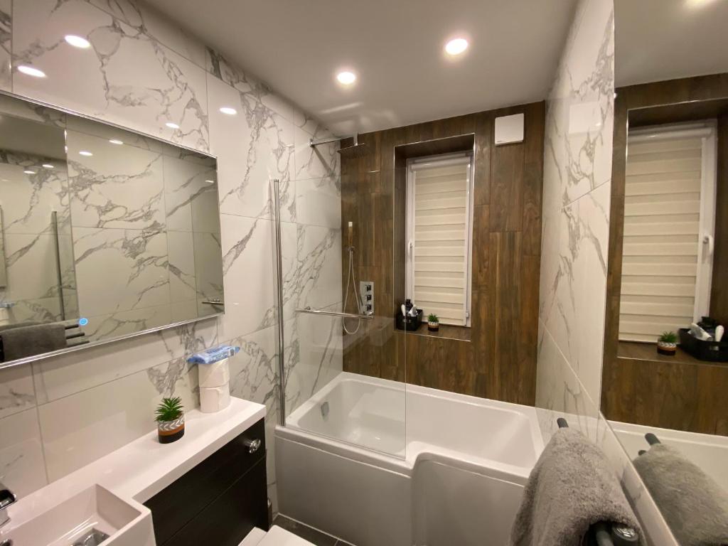 Lovely 3 bed with jacuzzi, close to airport, driveway, wifi 8