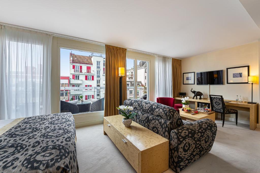 Jade Manotel 6