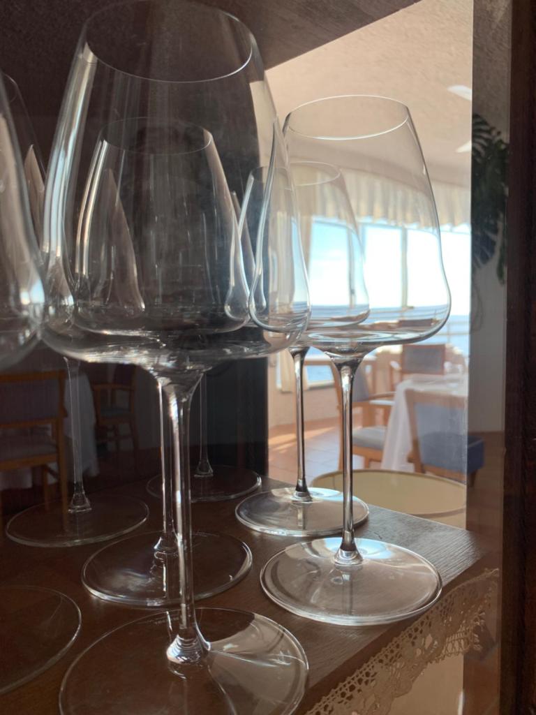 trois verres à vin assis au-dessus d'une table dans l'établissement Hotel Umberto A Mare, à Ischia