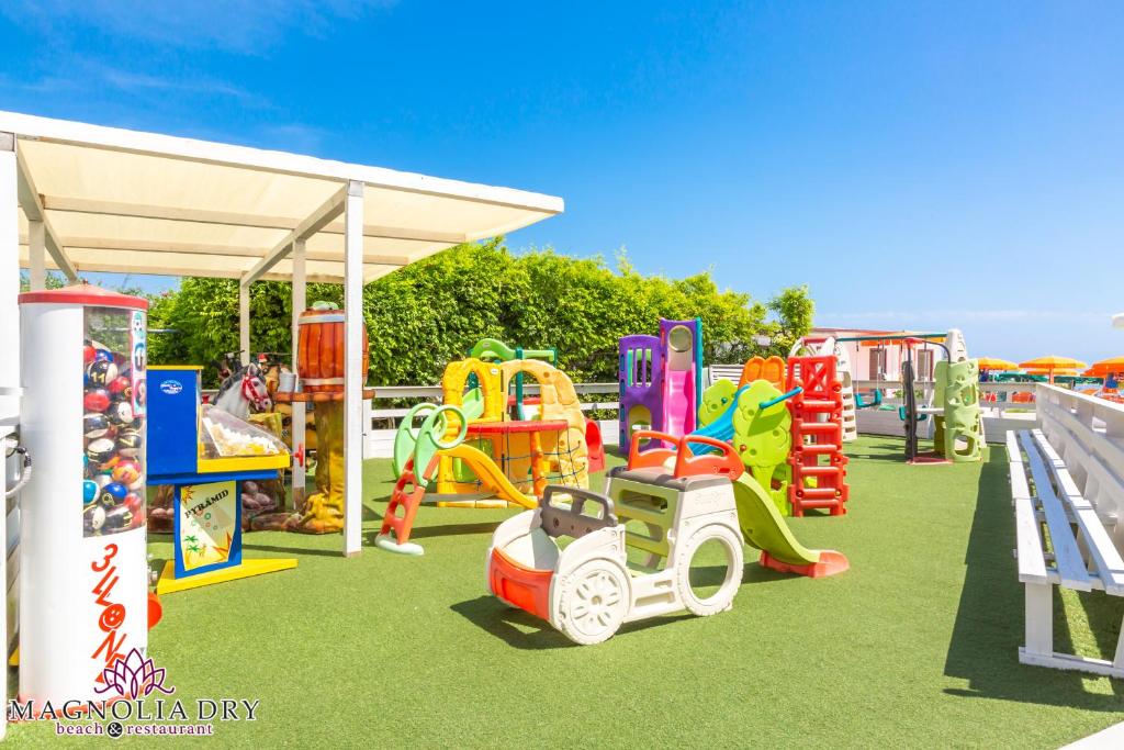 une aire de jeux avec de nombreux types d'équipements de jeu différents dans l'établissement Hotel Palace Magnolia SPA, à Tortoreto Lido