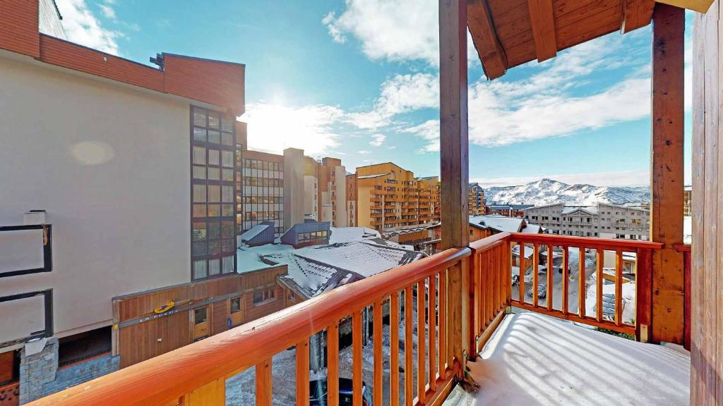 un balcon avec vue sur une ville dans l'établissement Le Sabot de Vénus, à Val Thorens