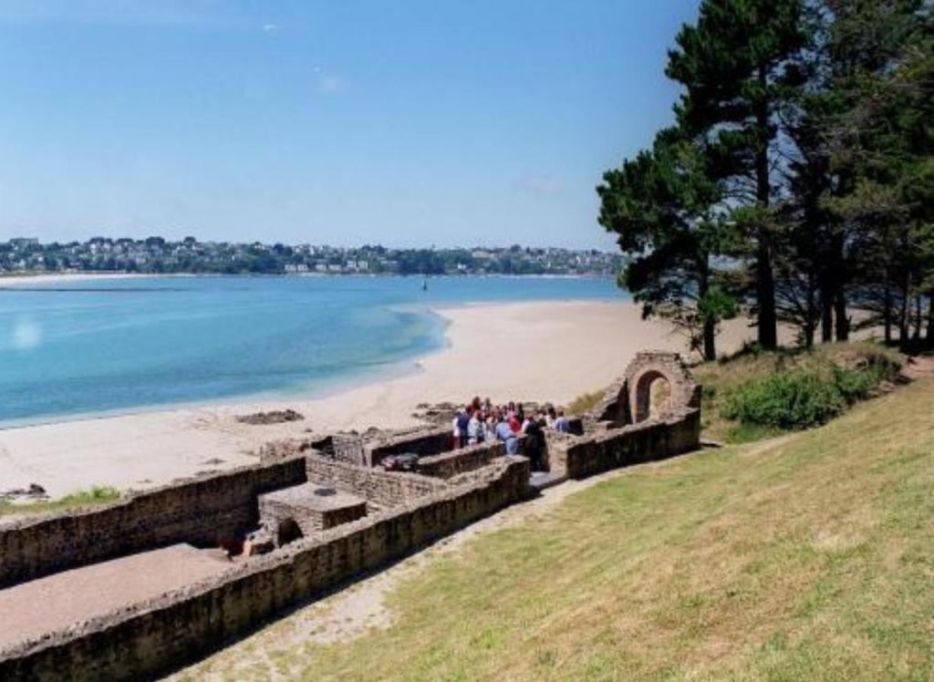 Un groupe de personnes debout sur les marches de la plage dans l'établissement Tente 3 chambres, petit camping familial vue mer, à Plestin-les-Grèves