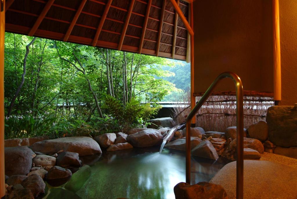 - une piscine d'eau dans une chambre avec fenêtre dans l'établissement Kinosaki Onsen Nishimuraya Hotel Shogetsutei, à Toyooka 37 autres photos