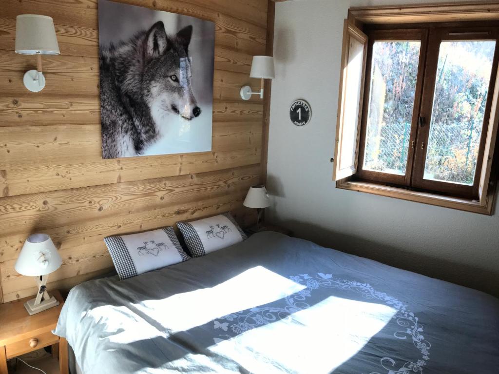 - une chambre avec une photo de loup sur le mur dans l'établissement Megève - Appartement 2 chambres - Proche Centre et Pistes - Fibre - Parking, à Megève