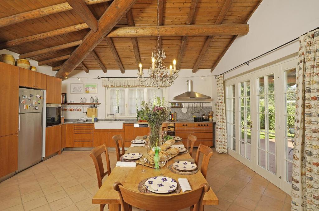 une cuisine avec une table en bois et une salle à manger dans l'établissement Villa Madeleine, à Padenghe sul Garda