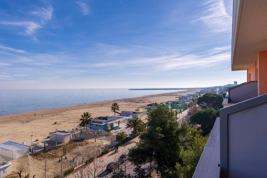 Cette maison offre une vue sur la plage. dans l'établissement Hotel Royal, à Giulianova