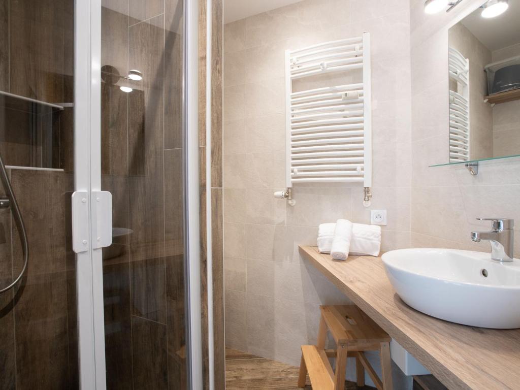 une salle de bain avec un lavabo et une douche dans l'établissement Apartment Les Tufs - Val Claret-5 by Interhome, à Tignes