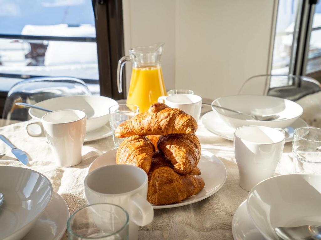 - une table avec un plateau de croissants dans l'établissement Apartment Les Tufs - Val Claret-5 by Interhome, à Tignes 12 autres photos