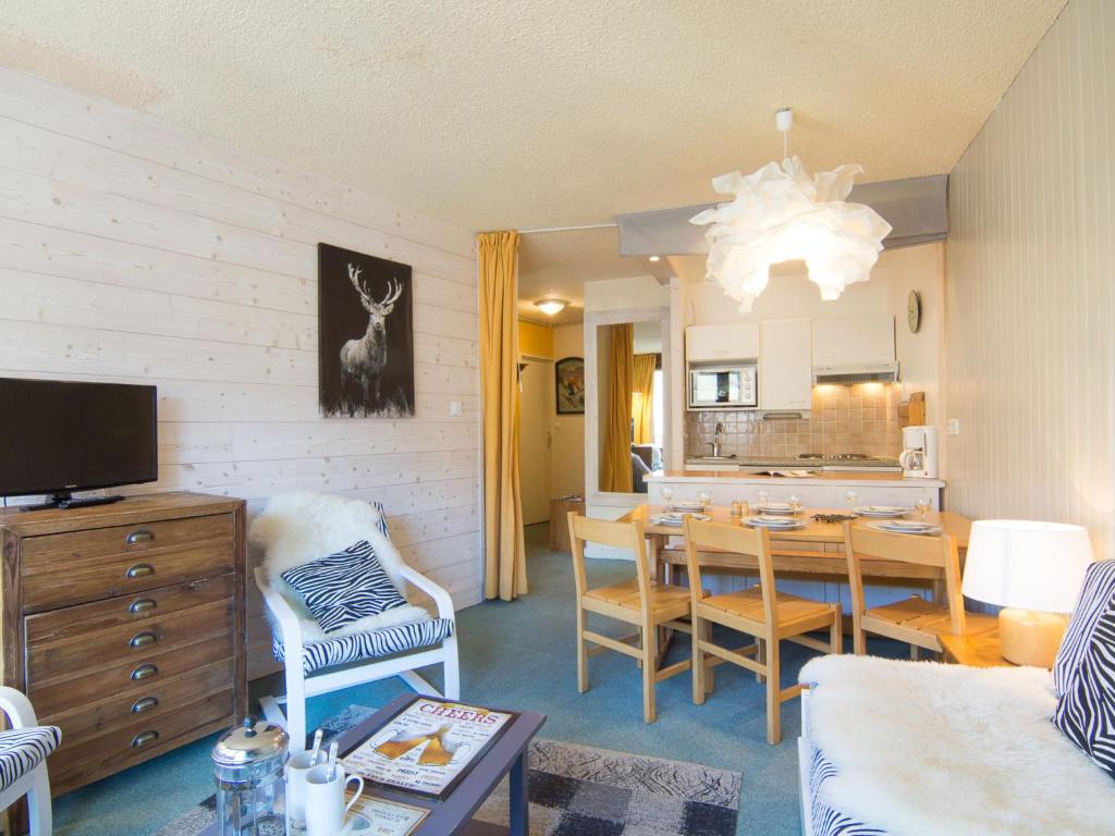 Il comprend un salon avec une table à manger et une cuisine. dans l'établissement Apartment Le Curling B - Val Claret-27 by Interhome, à Tignes
