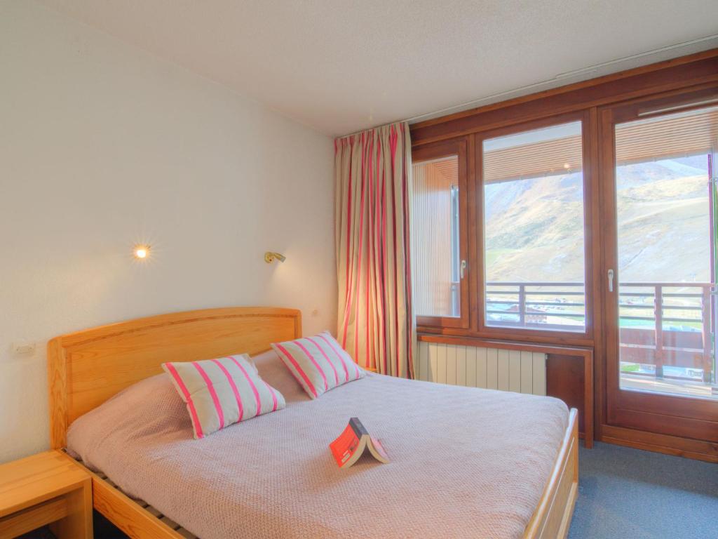 - une chambre avec un lit et un livre dans l'établissement Apartment Le Curling B - Val Claret-37 by Interhome, à Tignes