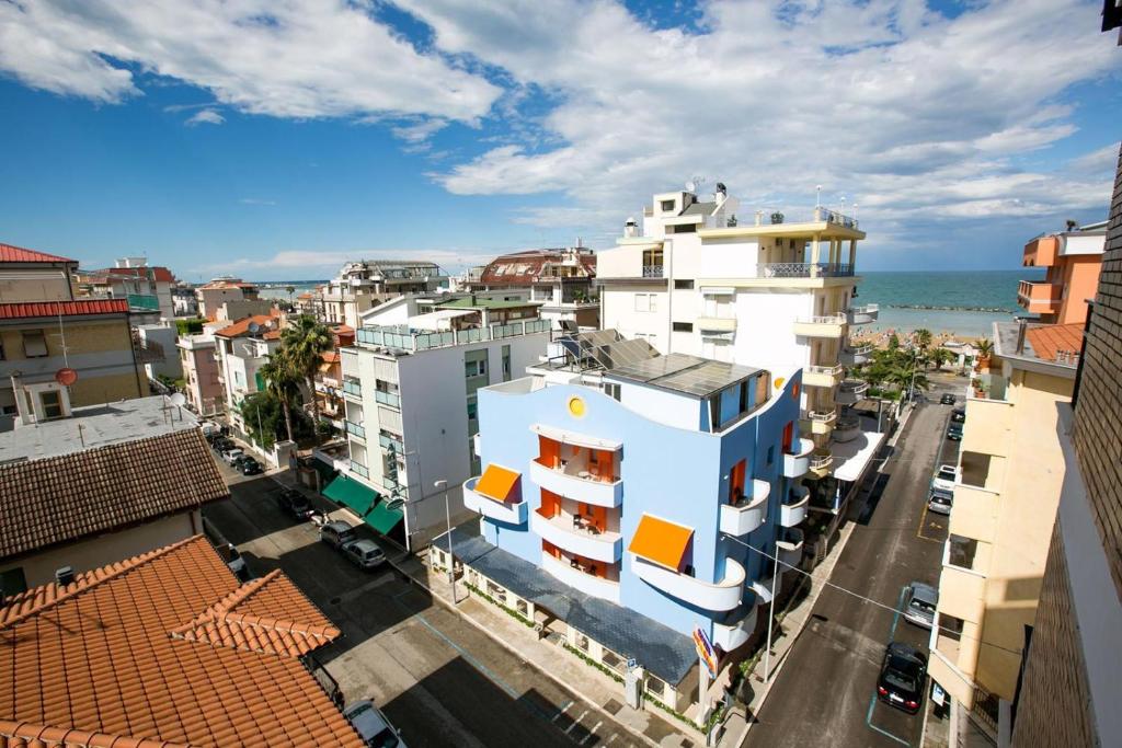 - une vue aérienne sur une ville avec des bâtiments et l'océan dans l'établissement Hotel Le Soleil, à San Benedetto del Tronto