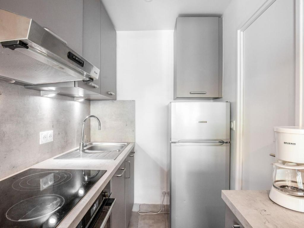 La cuisine est équipée d'un réfrigérateur et d'un évier. dans l'établissement Apartment Le Curling B - Val Claret-40 by Interhome, à Tignes