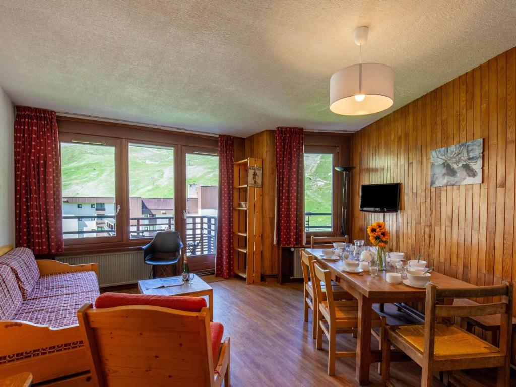 une salle à manger avec une table et une chambre avec un canapé dans l'établissement Apartment Le Curling B - Val Claret-40 by Interhome, à Tignes