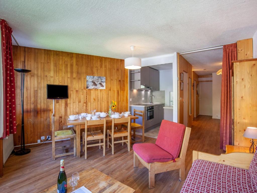 une cuisine et une salle à manger avec une table et des chaises dans l'établissement Apartment Le Curling B - Val Claret-40 by Interhome, à Tignes