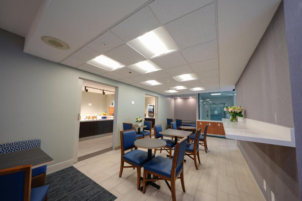 Holiday Inn Express & Suites Santa Clara - Silicon Valley, an IHG Hotel Image