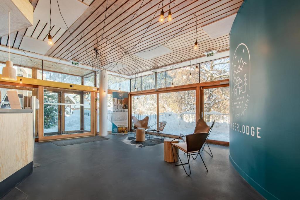 une pièce avec une table, des chaises et des fenêtres dans l'établissement SUNWEB - Timberlodge, à Oz 37 autres photos