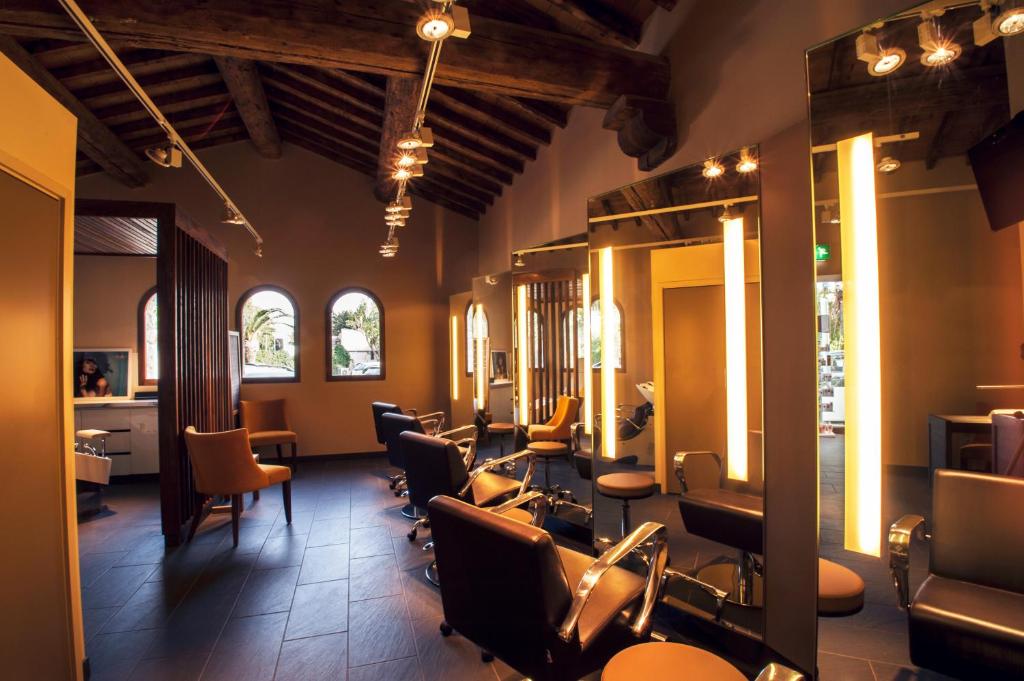 - un salon avec une salle d'attente avec un bouquet de chaises dans l'établissement Holiday Marina Resort, à Grimaud