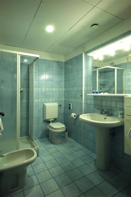 une salle de bain avec toilettes, lavabo et douche dans l'établissement IHR Residence Hotel Le Terrazze, à Grottammare