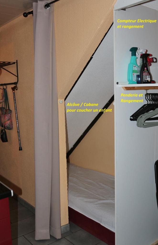 une petite chambre avec un lit et un placard dans l'établissement Studio pied de pistes avec place de parking privé extérieure LA MONGIE TOURMALET - Pic du midi, à La Mongie